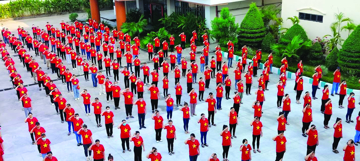 Hơn 400 cán bộ, công nhân viên Biti’s tại Nhà máy Sài Gòn mang trên mình áo đỏ sao vàng, chào mừng Kỷ niệm 80 năm Quốc khánh nước CHXHCN Việt Nam.